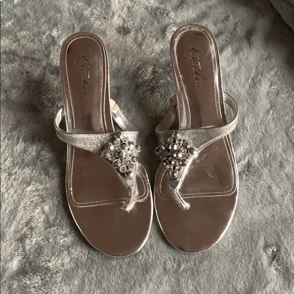 Ladies silver flip flop small heal